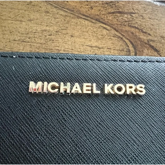 Michael Kors wristlet - Picture 3 of 9